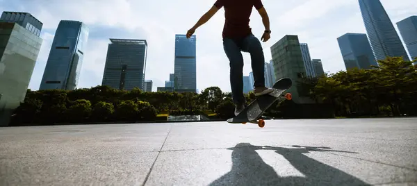 Asiatische Skateboarderin Skateboardet Moderner Stadt lizenzfreie Stockbilder