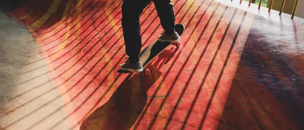 Skateboarder Skateboarden Het Skatepark Stad Stockfoto
