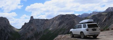 Tibet, Çin - 29 Temmuz 2021: Tibet, Çin 'de yüksek irtifa kanyonunda off-road araba sürmek