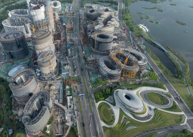 Çin 'in Chengdu şehrindeki modern ofis binalarının hava manzarası.