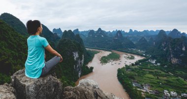 Yanshuo County, Çin 'de meditasyon yapan bir kadın.