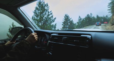 Tibet, Çin 'de yüksek rakımlı dağ yolunda araba sürüyorum.