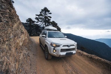 TIBET, ÇİN - 19 Mart 2022: Tibet, Çin 'deki yüksek irtifa dağlarında off-road araba sürmek