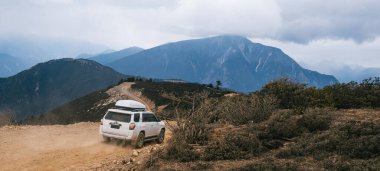 TIBET, ÇİN - 19 Mart 2022: Tibet, Çin 'deki yüksek irtifa dağlarında off-road araba sürmek