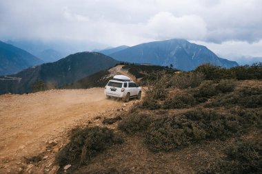 TIBET, ÇİN - 19 Mart 2022: Tibet, Çin 'deki yüksek irtifa dağlarında off-road araba sürmek