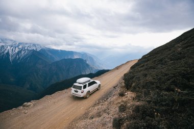 TIBET, ÇİN - 19 Mart 2022: Tibet, Çin 'deki yüksek irtifa dağlarında off-road araba sürmek