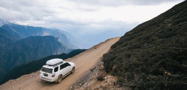 TIBET, ÇİN - 19 Mart 2022: Tibet, Çin 'deki yüksek irtifa dağlarında off-road araba sürmek