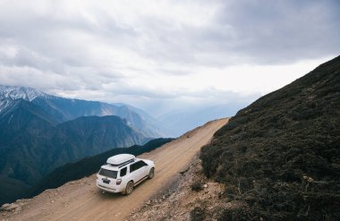 TIBET, ÇİN - 19 Mart 2022: Tibet, Çin 'deki yüksek irtifa dağlarında off-road araba sürmek