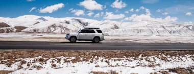 Yüksek rakımlı dağ yolunda araba sürmek, Çin 