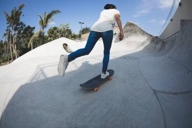 Şehirdeki kaykay parkında kaykaycı kadın.