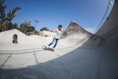 Şehirdeki kaykay parkında kaykaycı kadın.