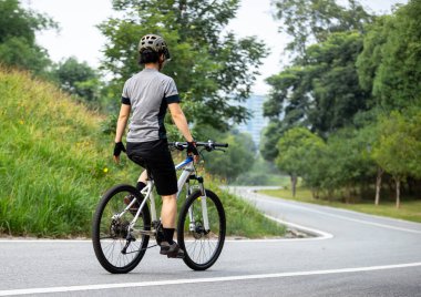 Yaz ormanı yolunda dağ bisikleti