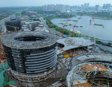 Çin 'in Chengdu şehrindeki modern ofis binalarının gündüz görüşü