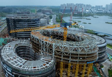 Çin 'in Chengdu şehrindeki modern ofis binalarının insansız hava aracı manzarası