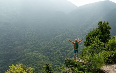 genç kadın backpacker orman dağın tepesinde hiking