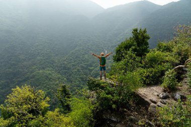 genç kadın backpacker orman dağın tepesinde hiking