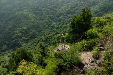 Başarılı bir kadın, Forest Mountain Zirvesinde yürüyüş yapıyor.