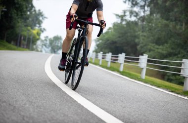 Yaz tatilinde bisiklet süren bir kadın