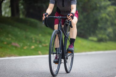 Yaz tatilinde bisiklet süren Asyalı kadın.
