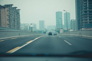 Çin 'in Chengdu şehrinde Chengdu Halka Otobanı' nda araba sürüyorum.