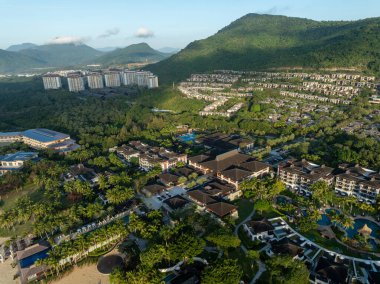 Çin 'in Hainan ilindeki modern ev ve ada manzarasının havadan görünüşü