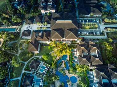 Çin 'in Hainan ilindeki modern ev ve ada manzarasının havadan görünüşü