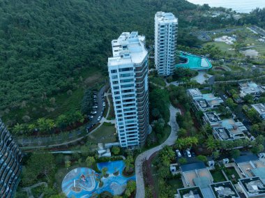 Çin 'in Hainan ilindeki modern ev ve ada manzarasının havadan görünüşü