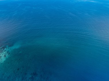 Mavi deniz yüzeyinin havadan görünümü