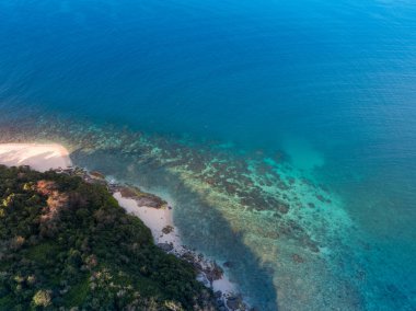 Mavi deniz yüzeyinin havadan görünümü