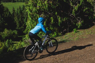 Güzel dağlarda dağ bisikleti sürmek