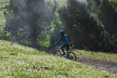 Güzel dağlarda dağ bisikleti sürmek