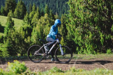 Güzel dağlarda dağ bisikleti sürmek