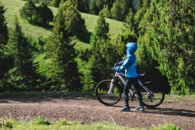 Güzel dağlarda dağ bisikleti sürmek