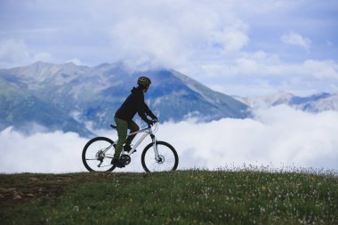 Dağ bisikletini güzel bir dağın tepesinde sürmek