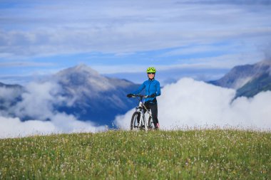 Dağ bisikletini güzel bir dağın tepesinde sürmek