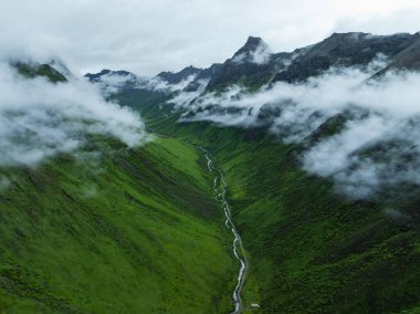 Güzel yüksek rakımlı çayır dağ manzarasının havadan görünüşü