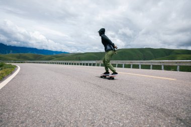 Dağ yolunda kaykaycı.