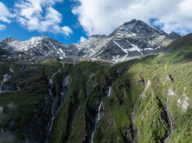 Güzel yüksek irtifa manzarası. Karla kaplı dağ ve orman manzarası.