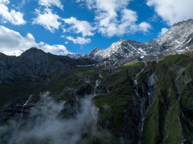 Güzel yüksek irtifa manzarası. Karla kaplı dağ ve orman manzarası.