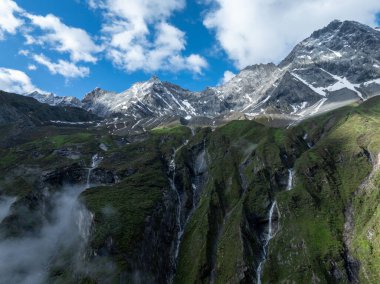 Güzel yüksek irtifa manzarası. Karla kaplı dağ ve orman manzarası.