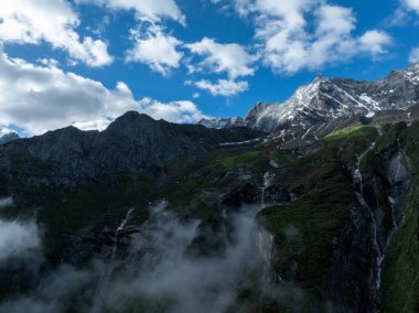 Güzel yüksek irtifa manzarası. Karla kaplı dağ ve orman manzarası.