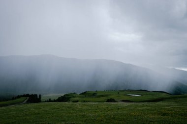 Yüksek rakımlı dağlarda fırtına bulutları