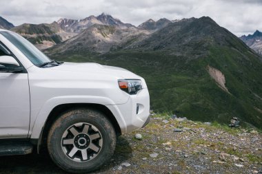 Yükseklerdeki dağlarda off-road arabası