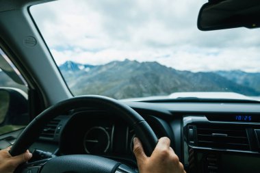 Yükseklik dağlarında off-road araba sürmek