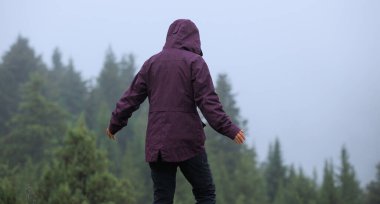 Kadınlar yaz mevsiminde yüksek rakımlı dağlarda yağmur ormanlarının tadını çıkarırlar.