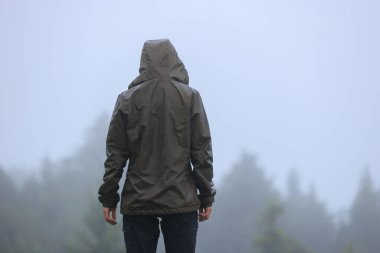 Kadınlar yaz mevsiminde yüksek rakımlı dağlarda yağmur ormanlarının tadını çıkarırlar.