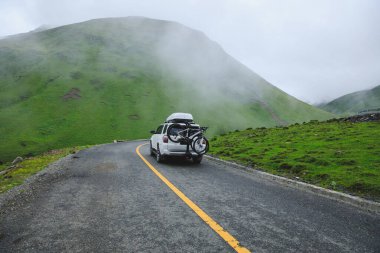 Sichuan, Çin - 26 Haziran 2024, Toyota 'yı yüksek irtifa dağlarında yoldan çıkartıyor.