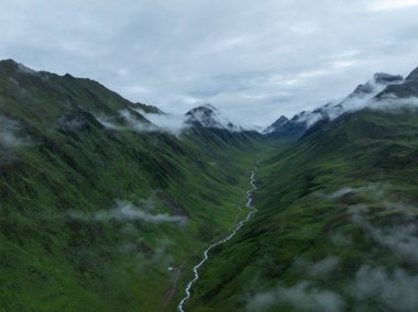 Güzel yüksek rakımlı çayır dağ manzarasının havadan görünüşü