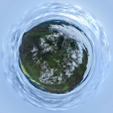 Güzel yüksek rakımlı çayır dağ manzarasının havadan görünüşü