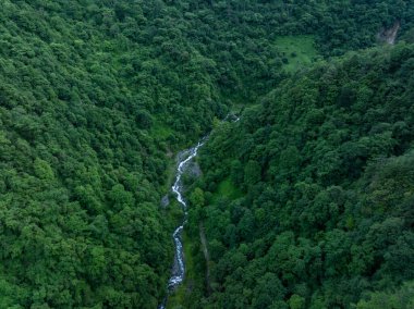 Güzel yüksek rakımlı çayır dağ manzarasının havadan görünüşü